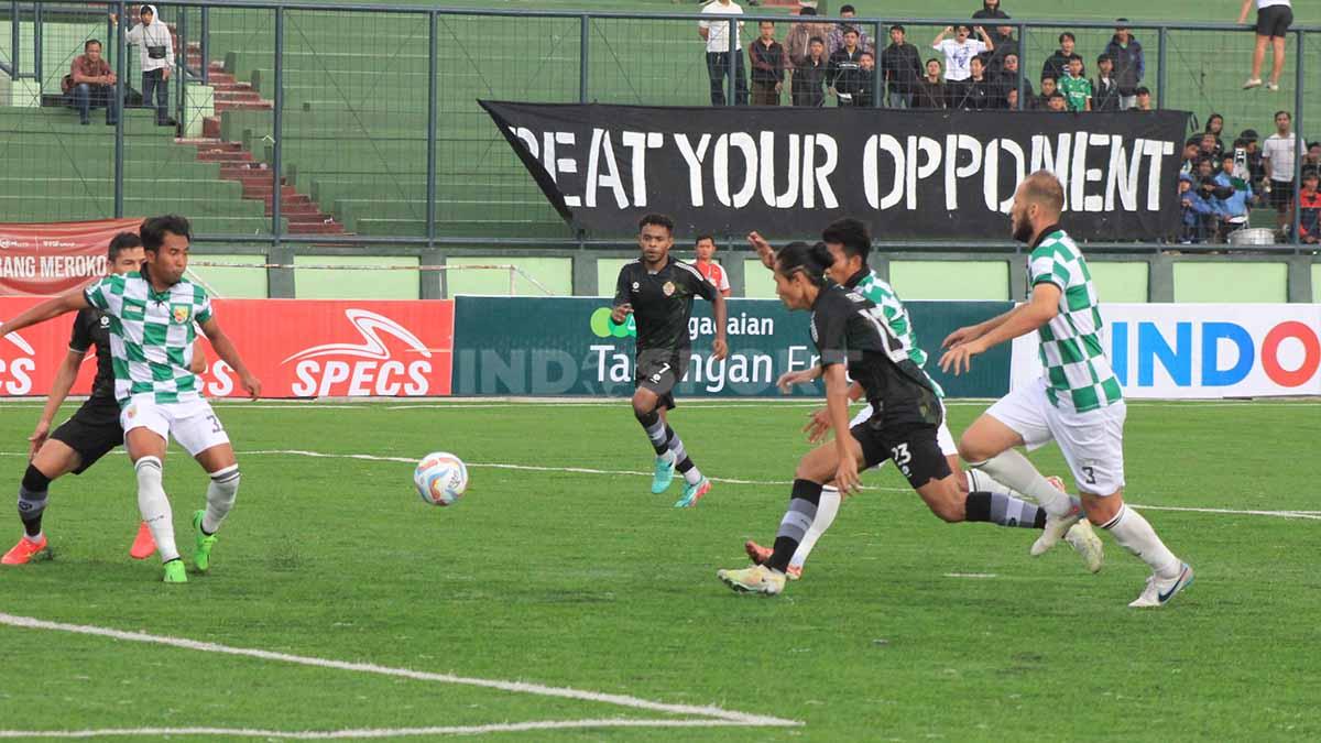 Pemain PSKC Cimahi dan Persikab Bandung, berebut bola saat pertandingan Liga 2 2023-2024 di Stadion Siliwangi, Kota Bandung, Senin (02/10/23).