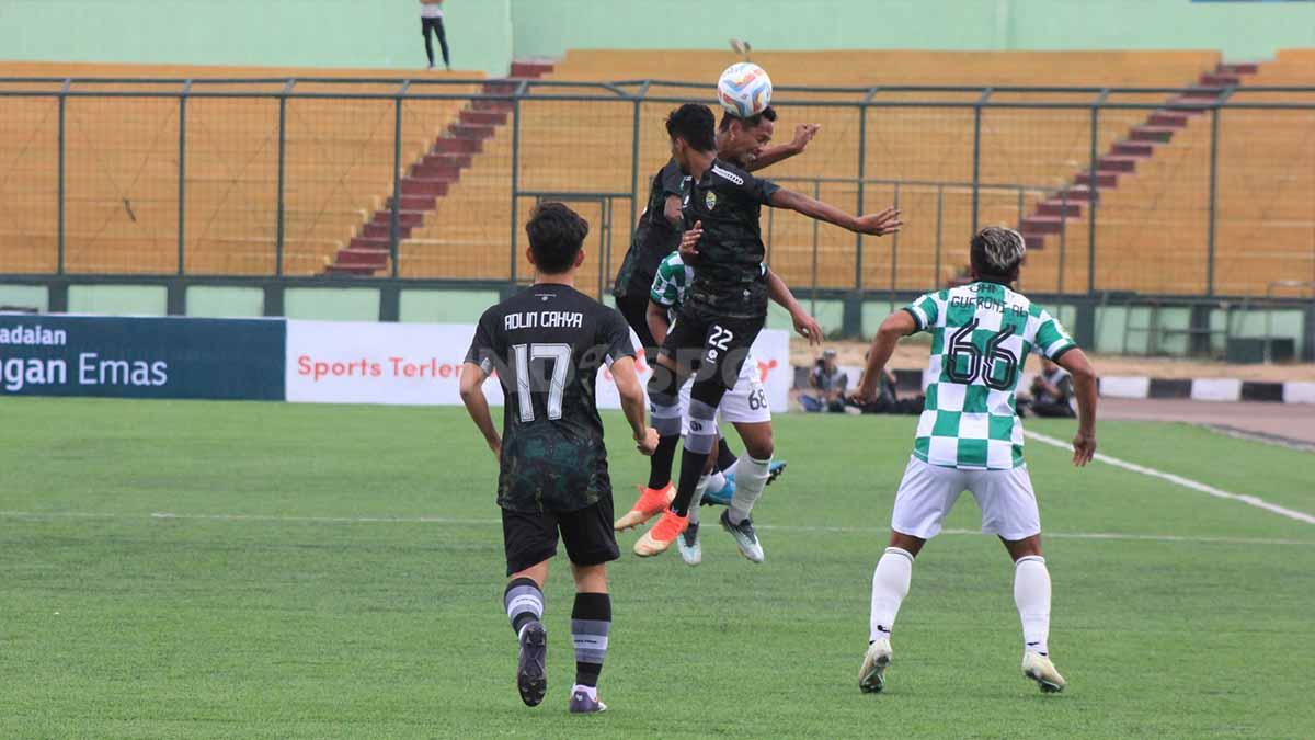 Pemain PSKC Cimahi dan Persikab Bandung, berebut bola saat pertandingan Liga 2 2023-2024 di Stadion Siliwangi, Kota Bandung, Senin (02/10/23).