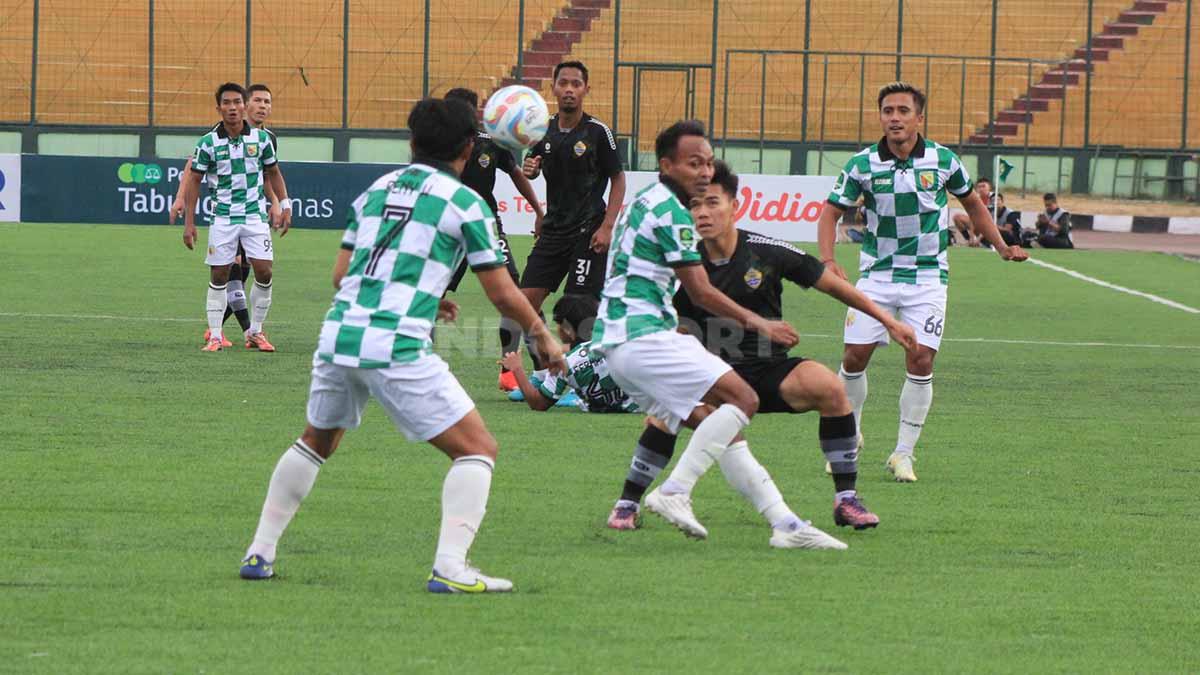 Pemain PSKC Cimahi dan Persikab Bandung, berebut bola saat pertandingan Liga 2 2023-2024 di Stadion Siliwangi, Kota Bandung, Senin (02/10/23).