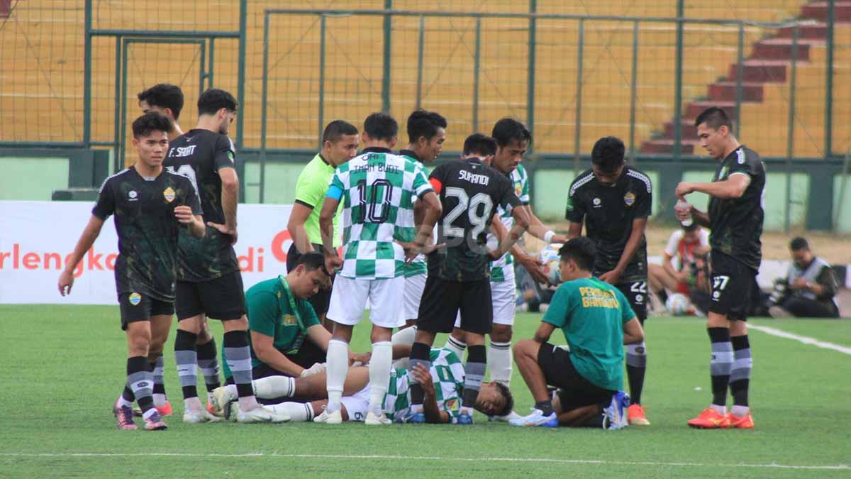 Pemain Persikab kesakitan usai berbenturan dengan pemain PSKC, saat pertandingan Liga 2 2023-2024 di Stadion Siliwangi, Kota Bandung, Senin (02/10/23).