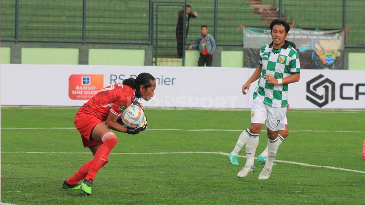Kiper PSKC, Dwi Kuswanto, mengamankan bola saat menghadapi Persikab, pada pertandingan Liga 2 2023-2024 di Stadion Siliwangi, Kota Bandung, Senin (02/10/23).