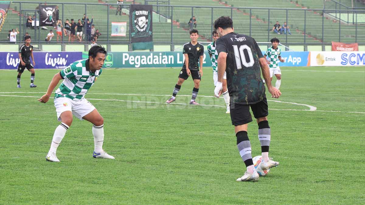 Pemain asing PSKC, Fareed Sadat mendapatkan penjagaan dari bek Persikab, Beny Wahyudi, saat pertandingan Liga 2 2023-2024 di Stadion Siliwangi, Kota Bandung, Senin (02/10/23).
