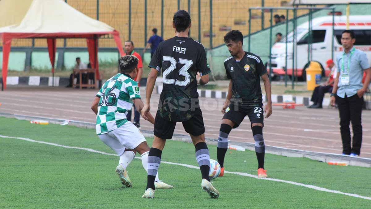 Bek PSKC, Oska Lestaluhu dikawal pemain Persikab, saat pertandingan Liga 2 2023-2024 di Stadion Siliwangi, Kota Bandung, Senin (02/10/23).