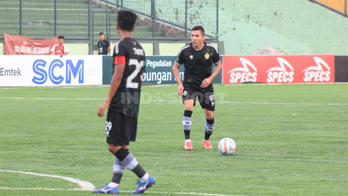 Pemain asing PSKC, Murodjo Tuychibaev saat mengambil tendangan bebas pada pertandingan menghdapi Persikab.