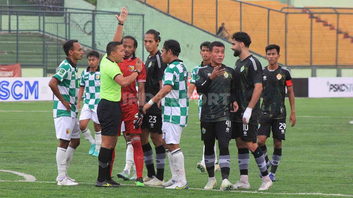 Pemain PSKC melakukan protes kepada wasit, saat menghadapi Persikab pada pertandingan Liga 2 2023-2024 di Stadion Siliwangi, Kota Bandung, Senin (02/10/23).