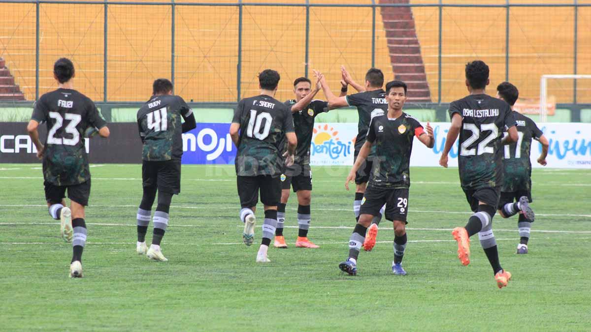 Pemain PSKC Cimahi merayakan gol ke gawang Persikab, saat pertandingan Liga 2 2023-2024 di Stadion Siliwangi, Kota Bandung, Senin (02/10/23).