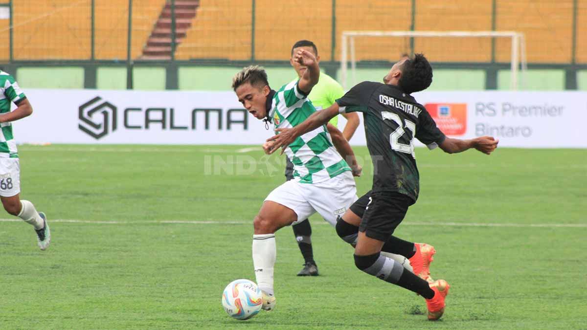 Pemain Persikab, mencoba melewati pemain PSKC, saat pertandingan Liga 2 2023-2024 di Stadion Siliwangi, Kota Bandung, Senin (02/10/23).