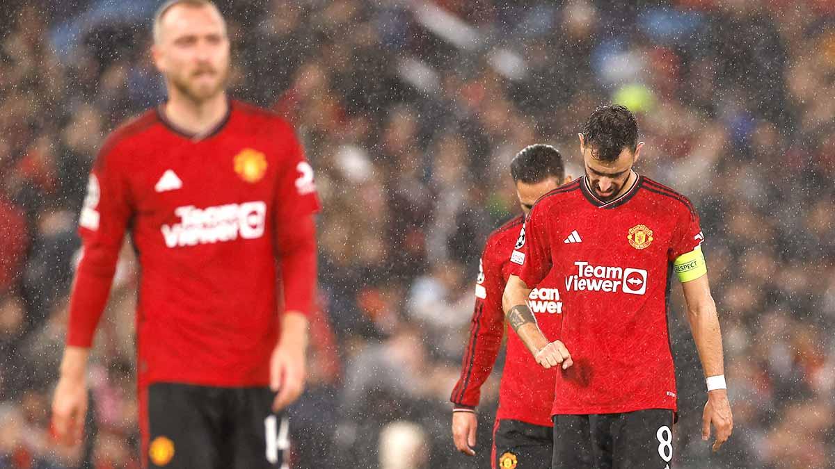 Pemain Manchester United Bruno Fernandes bersama rekan setim terlihat sedih usai timnya dikalahkan Galatasaray di laga Liga Champions 2023. (Foto: REUTERS/Jason Cairnduff)