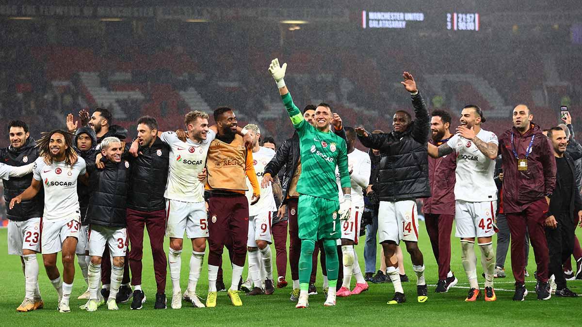 Para pemain Galatasaray merayakan kemenangan usai pertandingan melawan Manchester United di laga Liga Champions 2023. (Foto: REUTERS/Carl Recine)