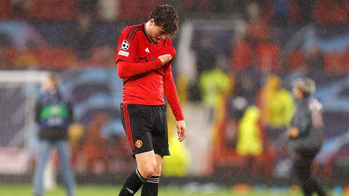 Pemain Manchester United, Victor Lindelof terlihat sedih usai pertandingan di laga Liga Champions. (Foto: REUTERS/Jason Cairnduff)