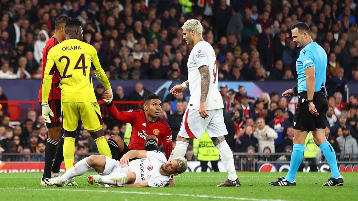 Pemain Manchester United, Casemiro saat melanggar pemain Galatasaray Dries Mertens di titik penalti di laga Liga Champions 2023. (Foto: REUTERS/Carl Recine)