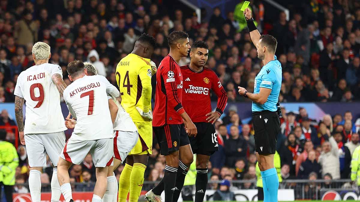 Pemain Manchester United, Casemiro mendapat dua kartu kuning oleh wasit Ivan Kruzliak sebelum dikeluarkan dari lapangan di laga Liga Champions 2023. (Foto: REUTERS/Carl Recine)