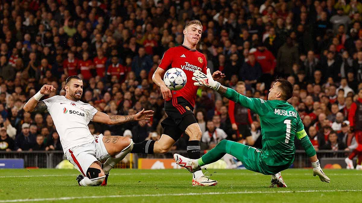 Pemain Manchester United Rasmus Hojlund saat mencetak gol kedua mereka melewati kiper Galatasaray Fernando Muslera di laga Liga Champions 2023. (Foto: REUTERS/Jason Cairnduff)