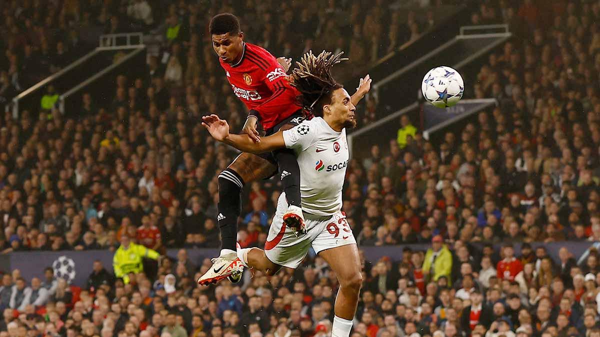 Pemain Manchester United, Marcus Rashford saat berduel dengan pemain Galatasaray Sacha Boey di laga Liga Champions 2023. (Foto: REUTERS/Jason Cairnduff)