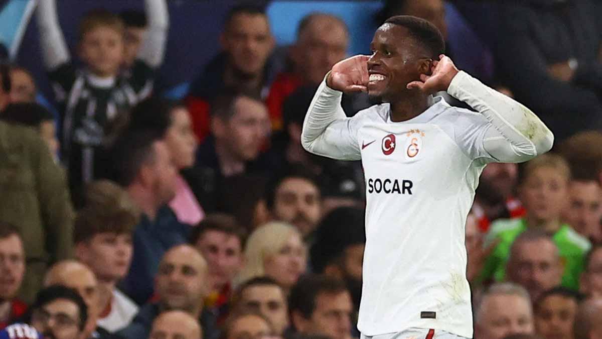 Selebrasi pemain Galatasaray, Wilfried Zaha usai mencetak gol ke gawang Manchester United di laga Liga Champions 2023. (Foto: REUTERS/Carl Recine)