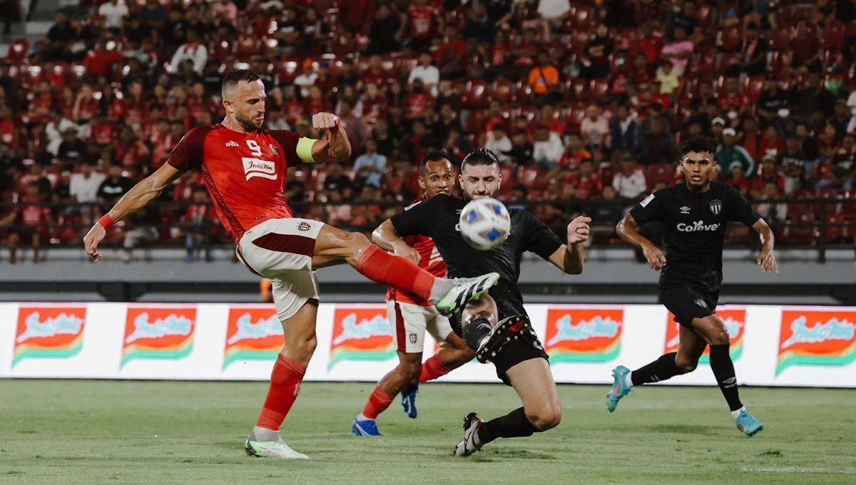 Duel penyerang Bali United, Ilija Spasojevic dengan pemain Terengganu FC dalam laga Piala AFC 2023-2024 grup G di Stadion Kapten I Wayan Dipta, Gianyar, Rabu (4/10/23). Foto: Bali United