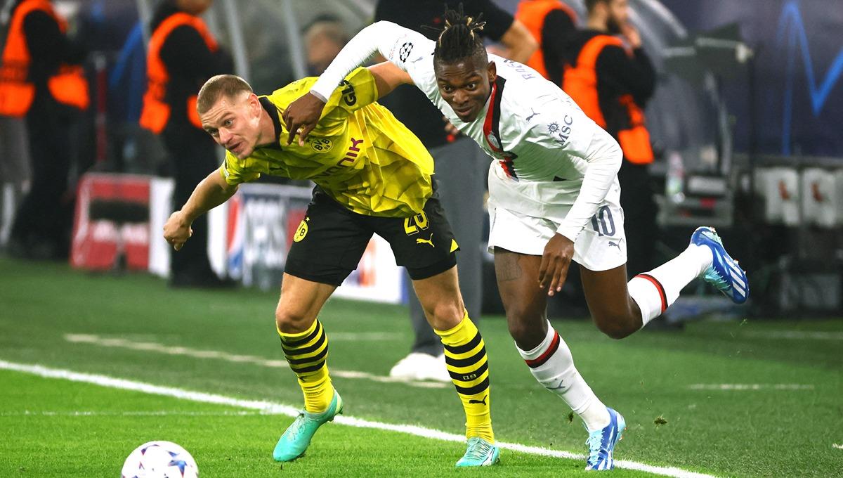 Rafael Leao berduel dengan Julian Ryerson di laga Liga Champions Borussia Dortmund vs AC Milan - INDOSPORT