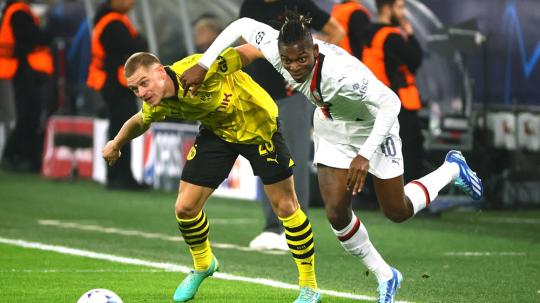Rafael Leao berduel dengan Julian Ryerson di laga Liga Champions Borussia Dortmund vs AC Milan