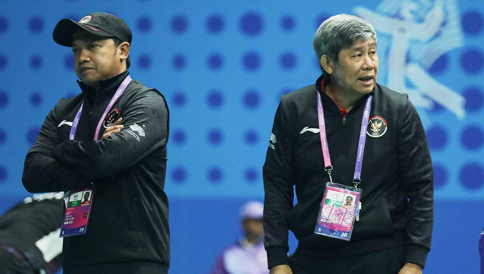 Pelatih ganda campuran Indonesia, Herry Iman Pierngadi dan Amon Sunaryo mendampingi Rinov/Pitha dan Rehan/Lisa di Asian Games 2022. (Foto: PBSI) - INDOSPORT