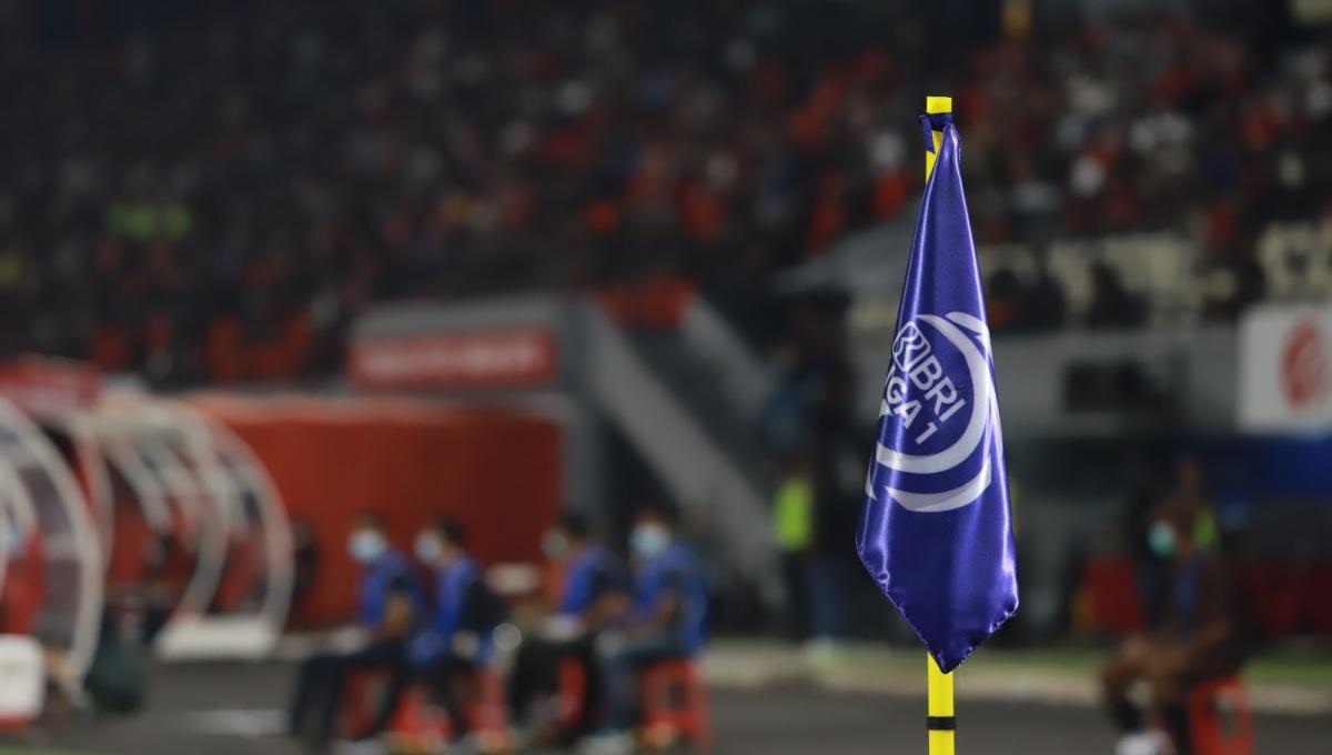 Bendera tiang sudut lapangan berlogo BRI Liga 1 2023/24. - INDOSPORT