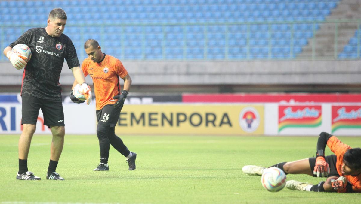 Kiper Persija, Andritany Ardhiyasa saat mengikuti official training jelang laga pekan ke-15 Liga 1 2023/2024 melawan Barito Putera di Stadion Patriot, Jumat (06/10/23).