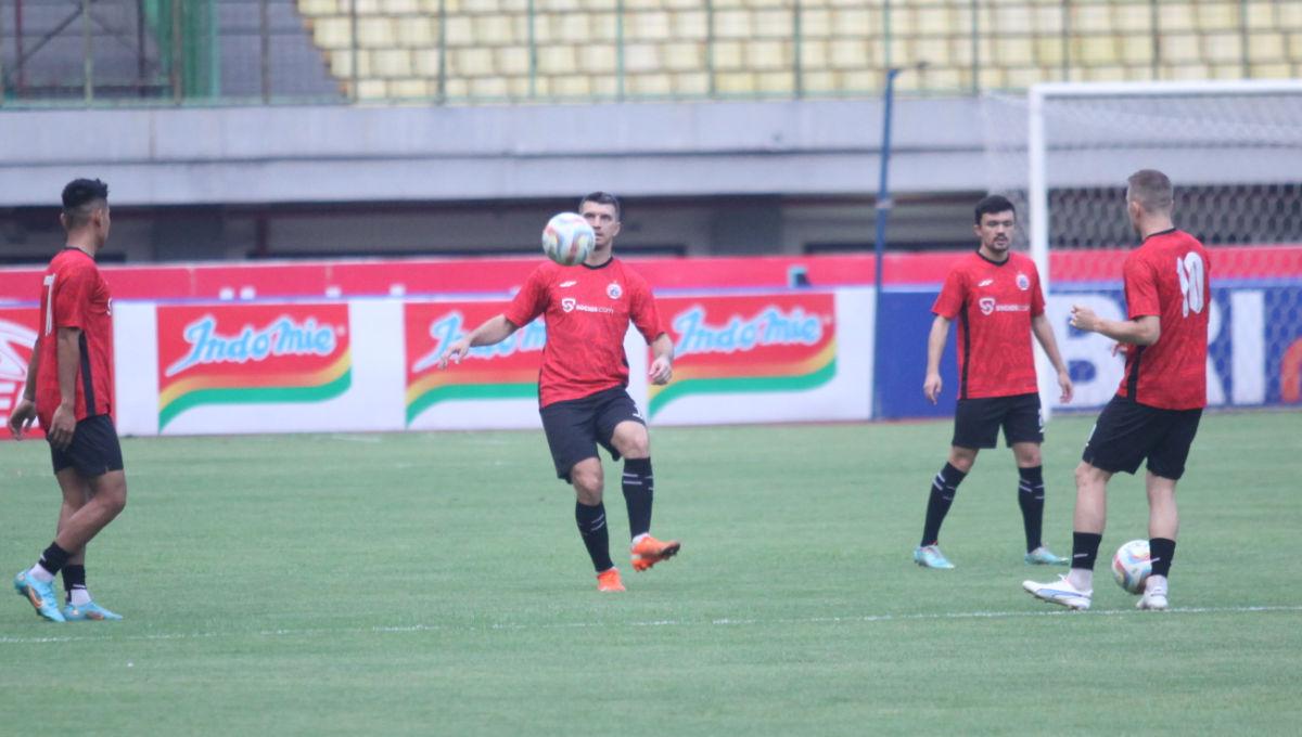 Bek Ondrej Kudela dalam sesi official training jelang pekan ke-15 Liga 1 2023/2024 melawan Barito Putera di Stadion Patriot, Jumat (06/10/23).