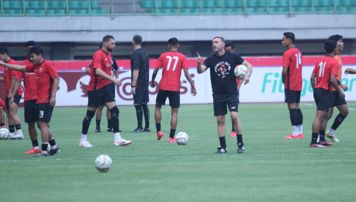 Pelatih Persija, Thomas Doll saat memimpin official training timnya jelang laga Liga 1 lawan Barito Putera.