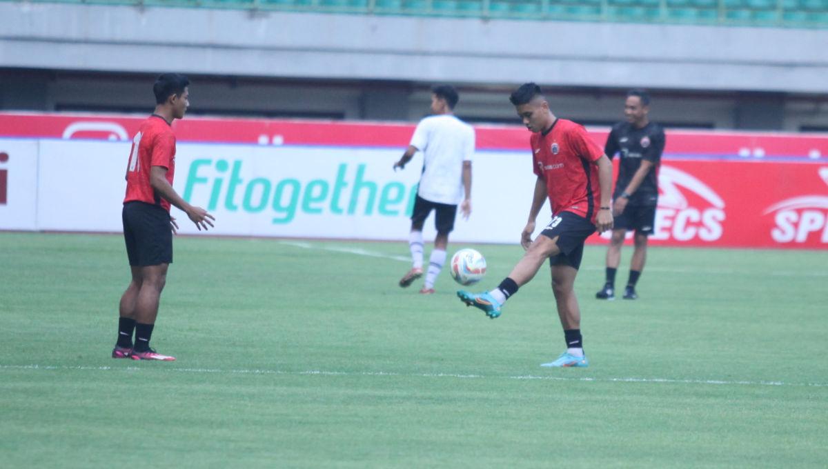 Bek Persija, Muhammad Ferrari saat sesi official training jelang pekan ke-15 Liga 1 2023/2024 melawan Barito Putera di Stadion Patriot, Jumat (06/10/23).