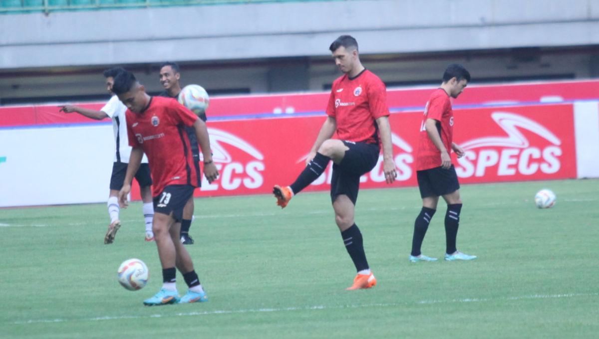 Bek Persija, Andrej Kudela saat sesi official training jelang pekan ke-15 Liga 1 2023/2024 melawan Barito Putera di Stadion Patriot, Jumat (06/10/23).