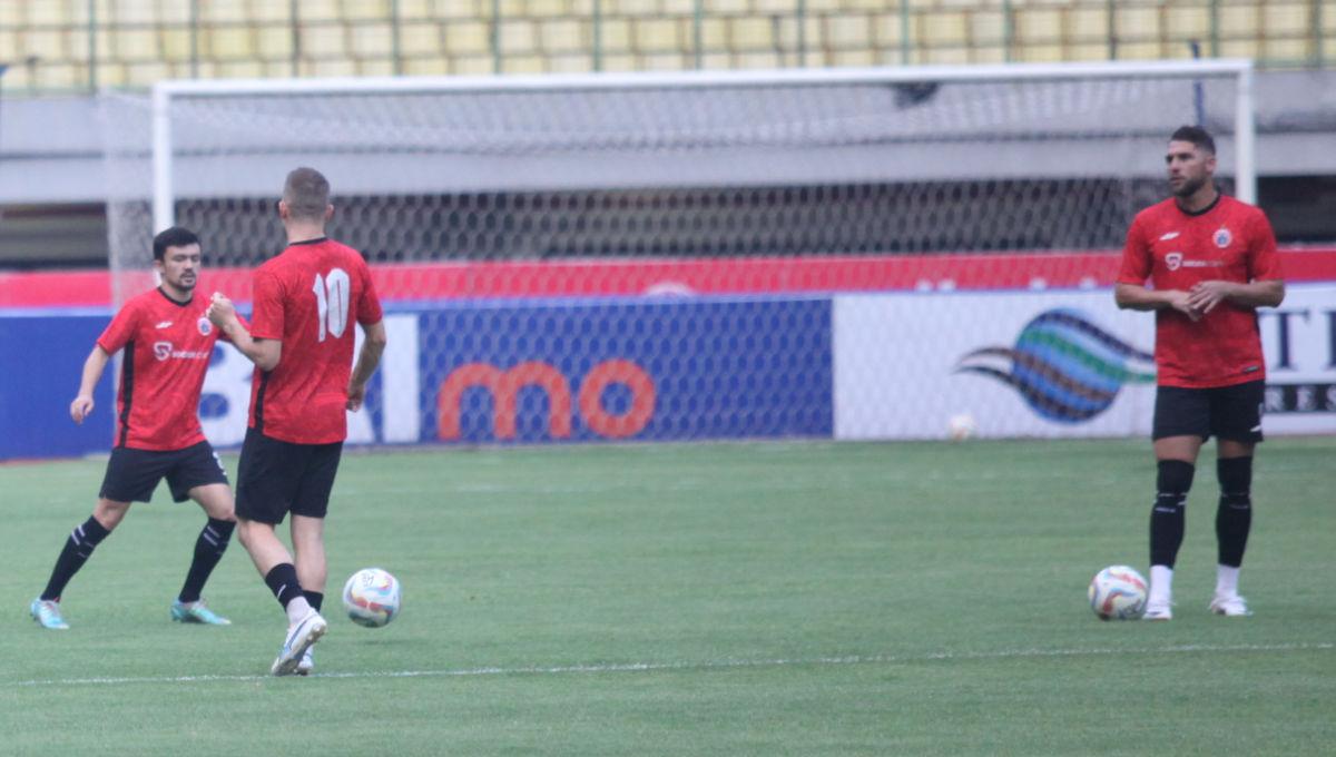 Striker Marko Simic (kanan) sudah bergabung dengan tim pada sesi official training jelang Liga 1 melawan Barito Putera.