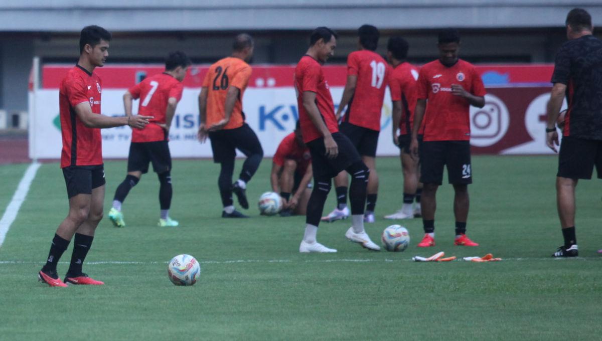 Striker Persija, Aji Kusuma (kiri) saat sesi official training jelang pekan ke-15 Liga 1 2023/2024 melawan Barito Putera di Stadion Patriot, Jumat (06/10/23).