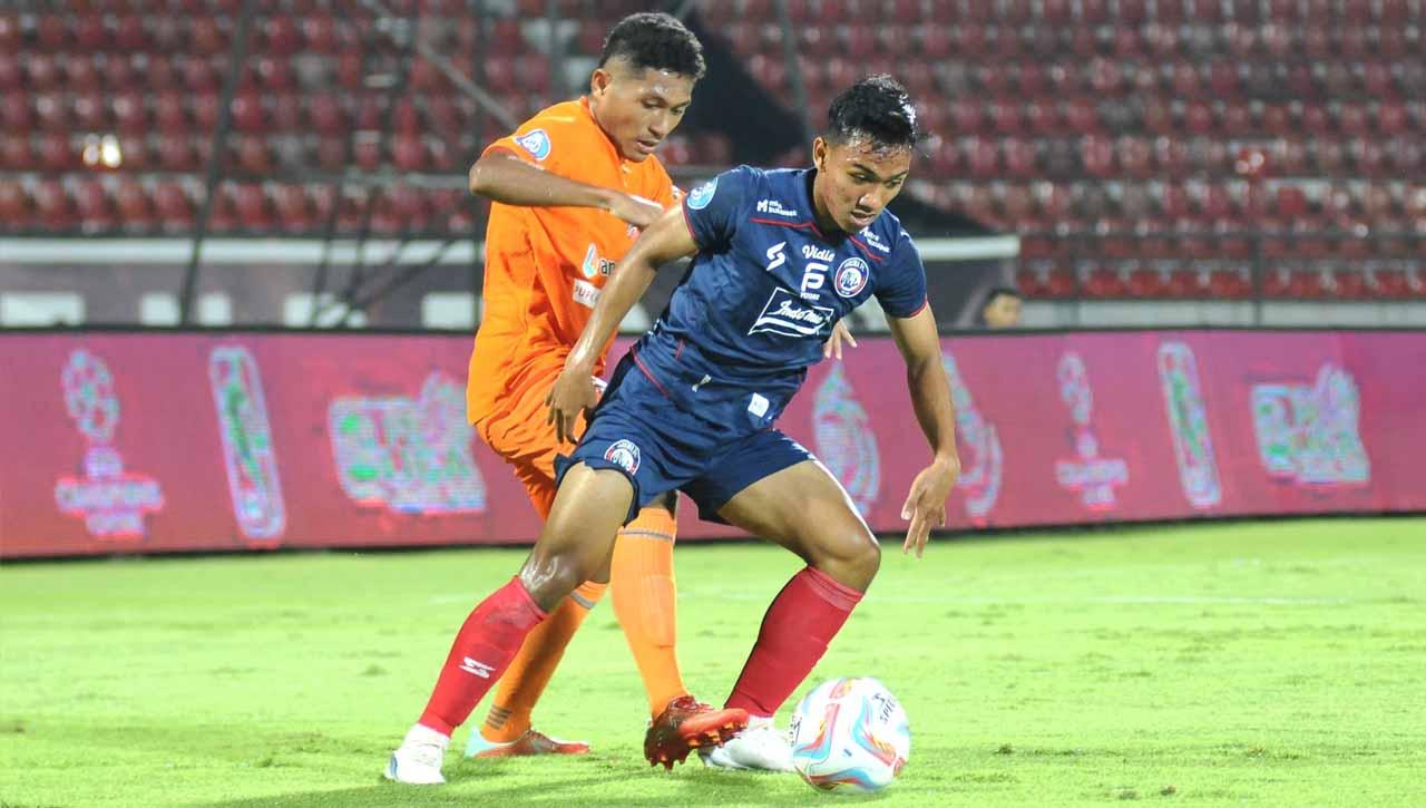 Pemain Arema FC, Arkhan Fikri berjuang keras saat berebut bola dengan pemain Borneo FC Fajar Fathur Rahman pada laga BRI Liga 1. (Foto: MO Arema FC) - INDOSPORT