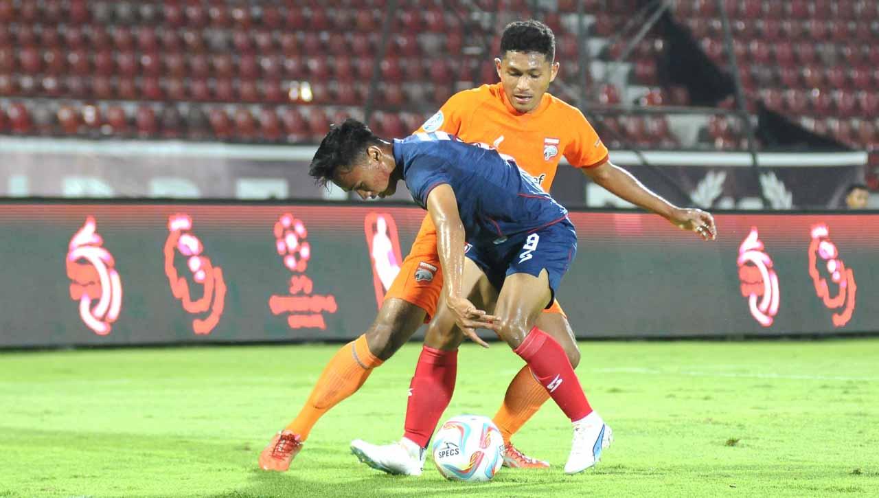 Pemain Arema FC, Arkhan Fikri berjuang keras saat berebut bola dengan pemain Borneo FC Fajar Fathur Rahman pada laga BRI Liga 1. (Foto: MO Arema FC)