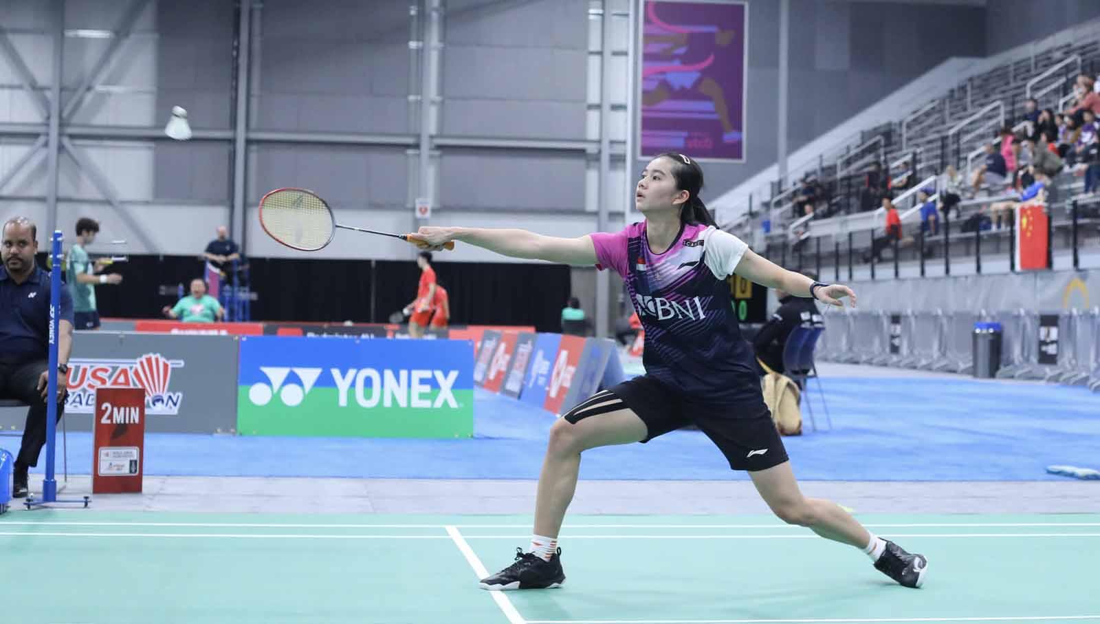 Pebulutangkis tunggal putri Indonesia, Chiara Marvella Handoyo, melancarkan serangan di Kejuaraan Dunia Junior 2023. (Foto: PBSI)
