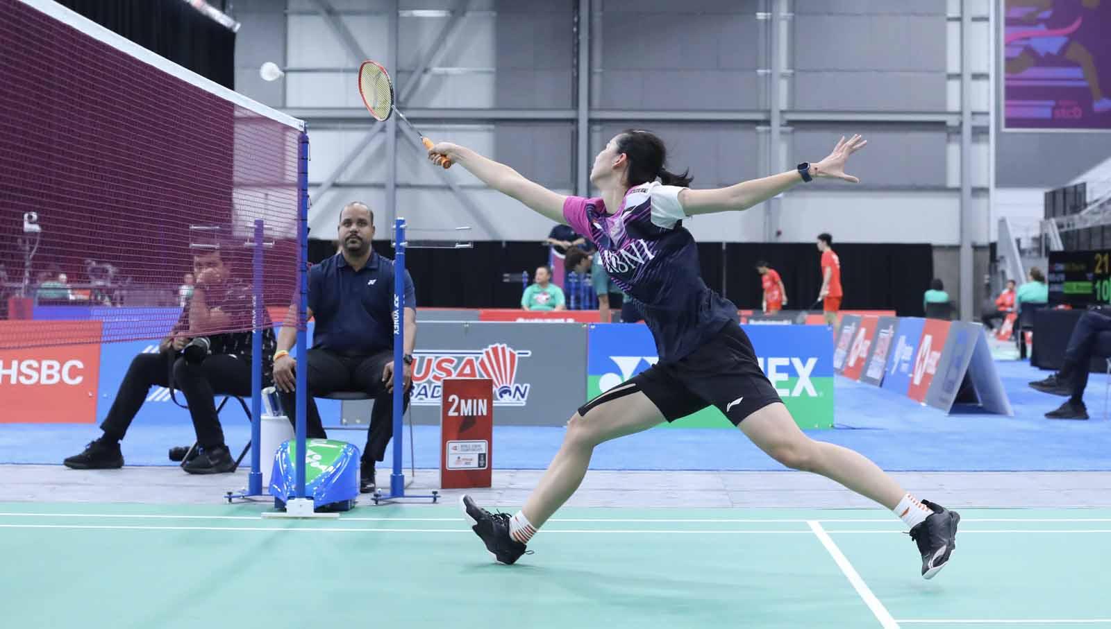 Pebulutangkis tunggal putri Indonesia, Chiara Marvella Handoyo, melakukan pukulan netting di Kejuaraan Dunia Junior 2023. (Foto: PBSI)