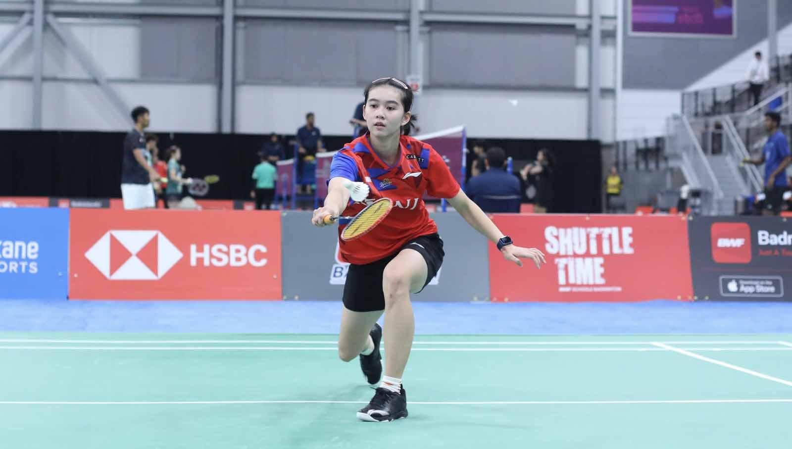 Pebulutangkis tunggal putri Indonesia, Chiara Marvella Handoyo, mengembalikan smes lawan di Kejuaraan Dunia Junior 2023. (Foto: PBSI)