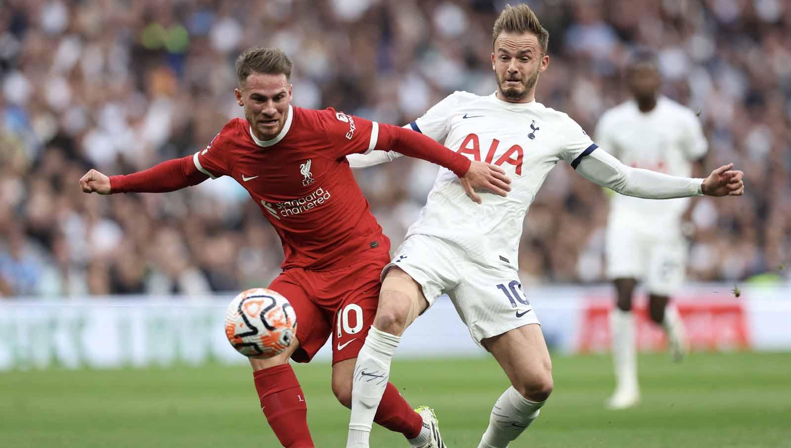Gelandang Liverpool, Alexis Mac Allister saat berebut bola dengan pemain Tottenham Hotspur, James Maddison. (Foto: REUTERS/David Klein) - INDOSPORT