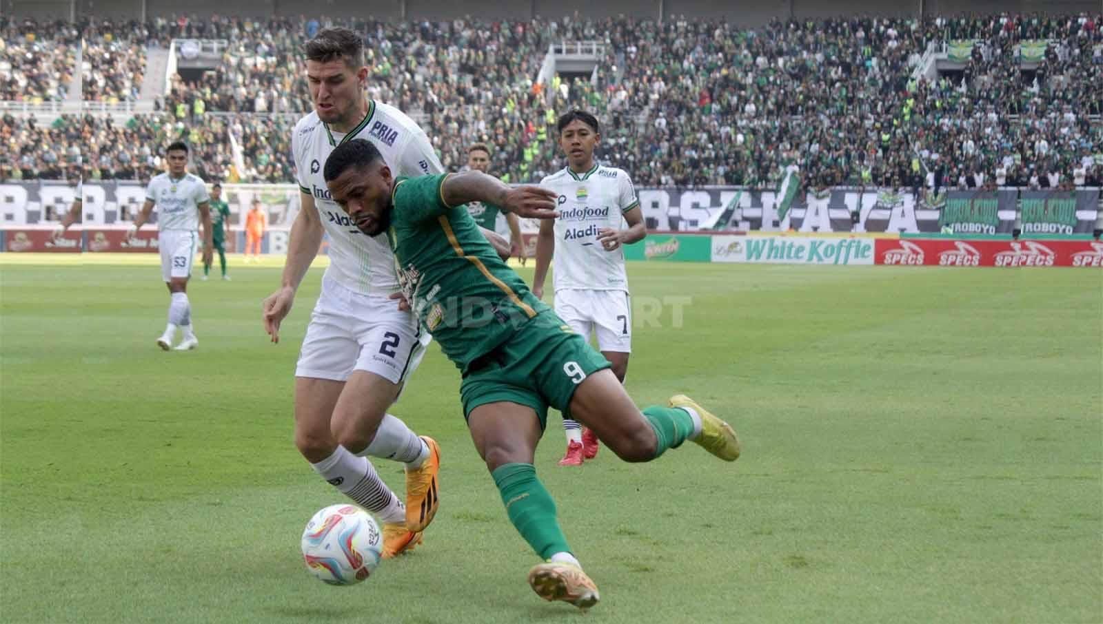 Pemain Persib, Nick Kuipers berusaha menutup pergerakan pemain Persebaya Paulo Victor agar terhindar dari kebobolan pada pekan ke-15 laga BRI Liga 1 di Stadion Gelora Bung Tomo, (07/10/23). (Foto: Fitra Herdian/INDOSPORT)