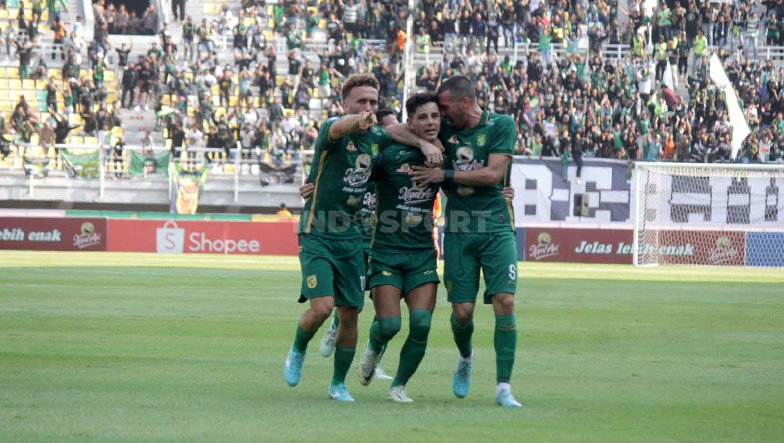 Para pemain Persebaya, Ze Valente dan Dusan Stevanovic merayakan gol penalti yang dicetak Bruno Moreira pada pekan ke-15 laga BRI Liga 1 di Stadion Gelora Bung Tomo, (07/10/23). (Foto: Fitra Herdian/INDOSPORT)