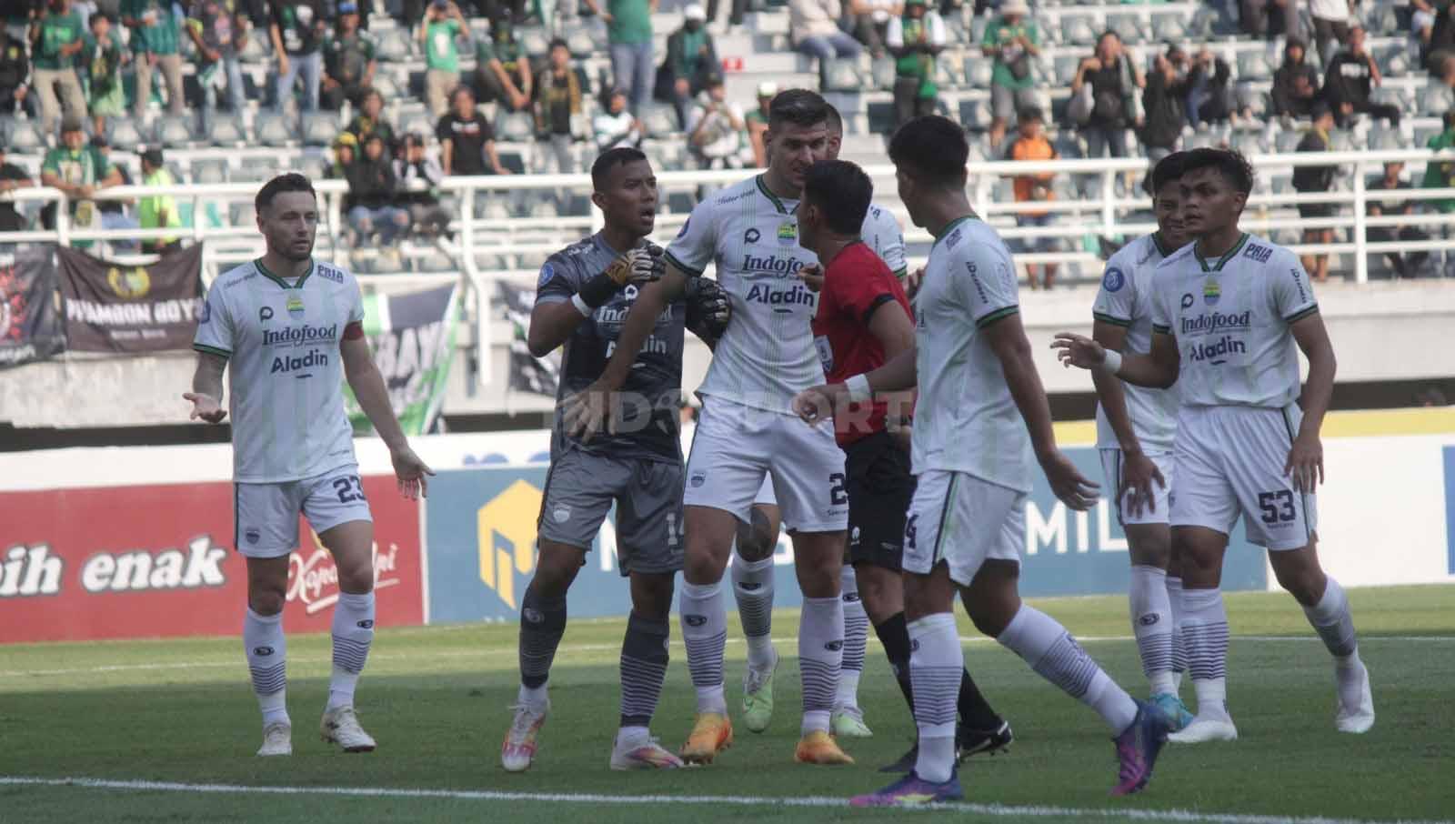 Pemain Persib Bandung Nick Kuipers memprotes keputusan wasit yang memberikan hadiah penalti untuk Persebaya Surabaya pada pekan ke-15 laga BRI Liga 1 di Stadion Gelora Bung Tomo, (07/10/23). (Foto: Fitra Herdian/INDOSPORT)