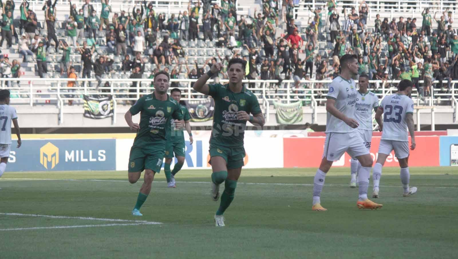 Selebrasi pemain Persebaya, Bruno Moreira setelah sukses mencetak gol dari kotak penalti pada menit ke-32 pada pekan ke-15 laga BRI Liga 1 di Stadion Gelora Bung Tomo, (07/10/23). (Foto: Fitra Herdian/INDOSPORT)