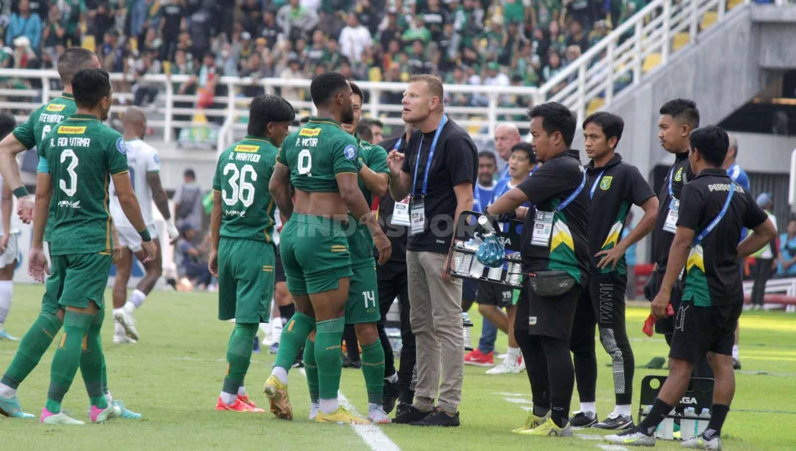 Pelatih Persebaya, Josep Gombau menjelaskan alasan kepada Paulo Victor tidak menjadi eksekutor penalti Persebaya pada pekan ke-15 laga BRI Liga 1 di Stadion Gelora Bung Tomo, (07/10/23). (Foto: Fitra Herdian/INDOSPORT)