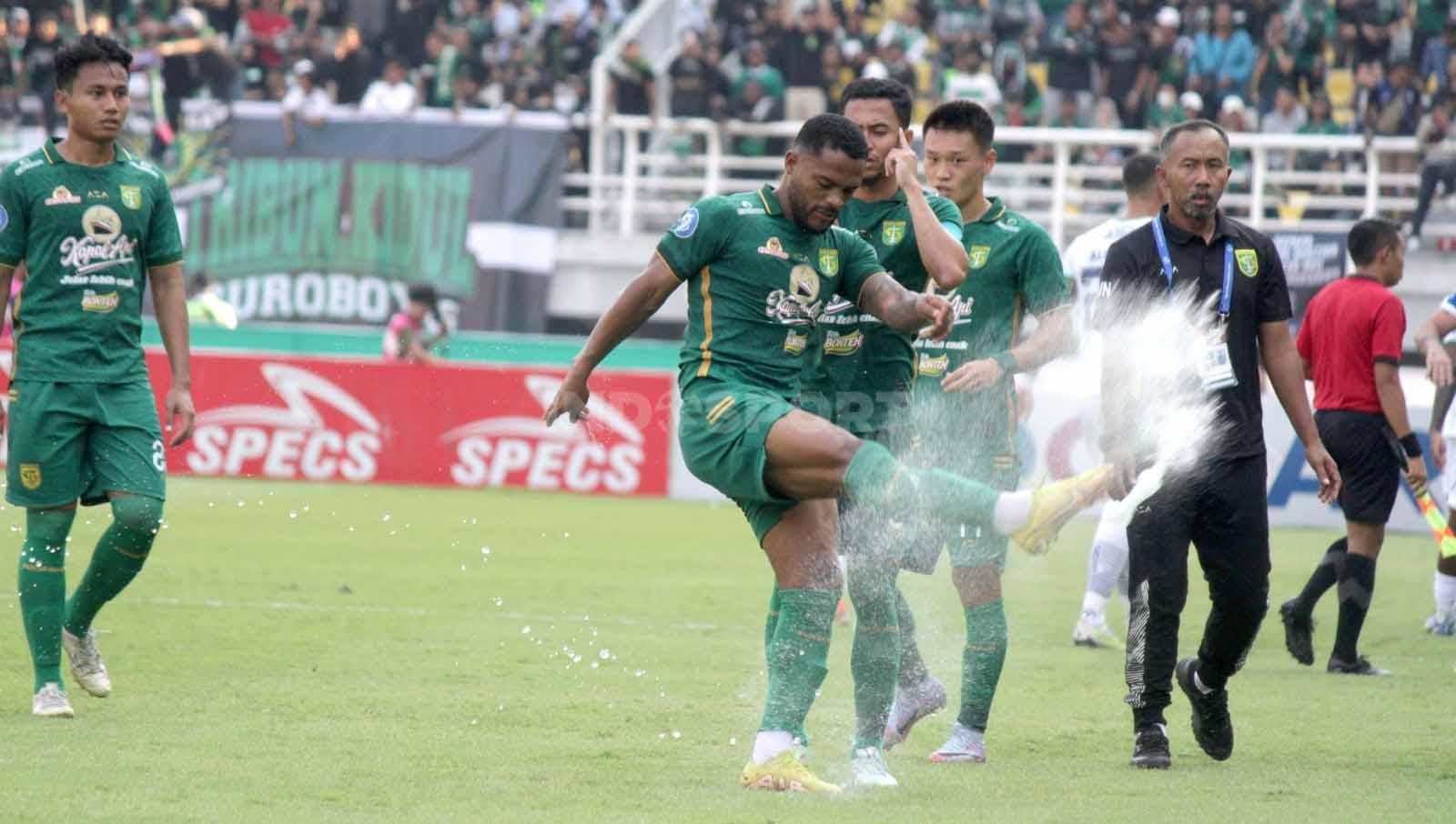 Pemain Persebaya, Paulo Victor menendang botol minum sebagai ekspresi kekesalan tidak menjadi eksekutor penalti pada pekan ke-15 laga BRI Liga 1 di Stadion Gelora Bung Tomo, (07/10/23). (Foto: Fitra Herdian/INDOSPORT)