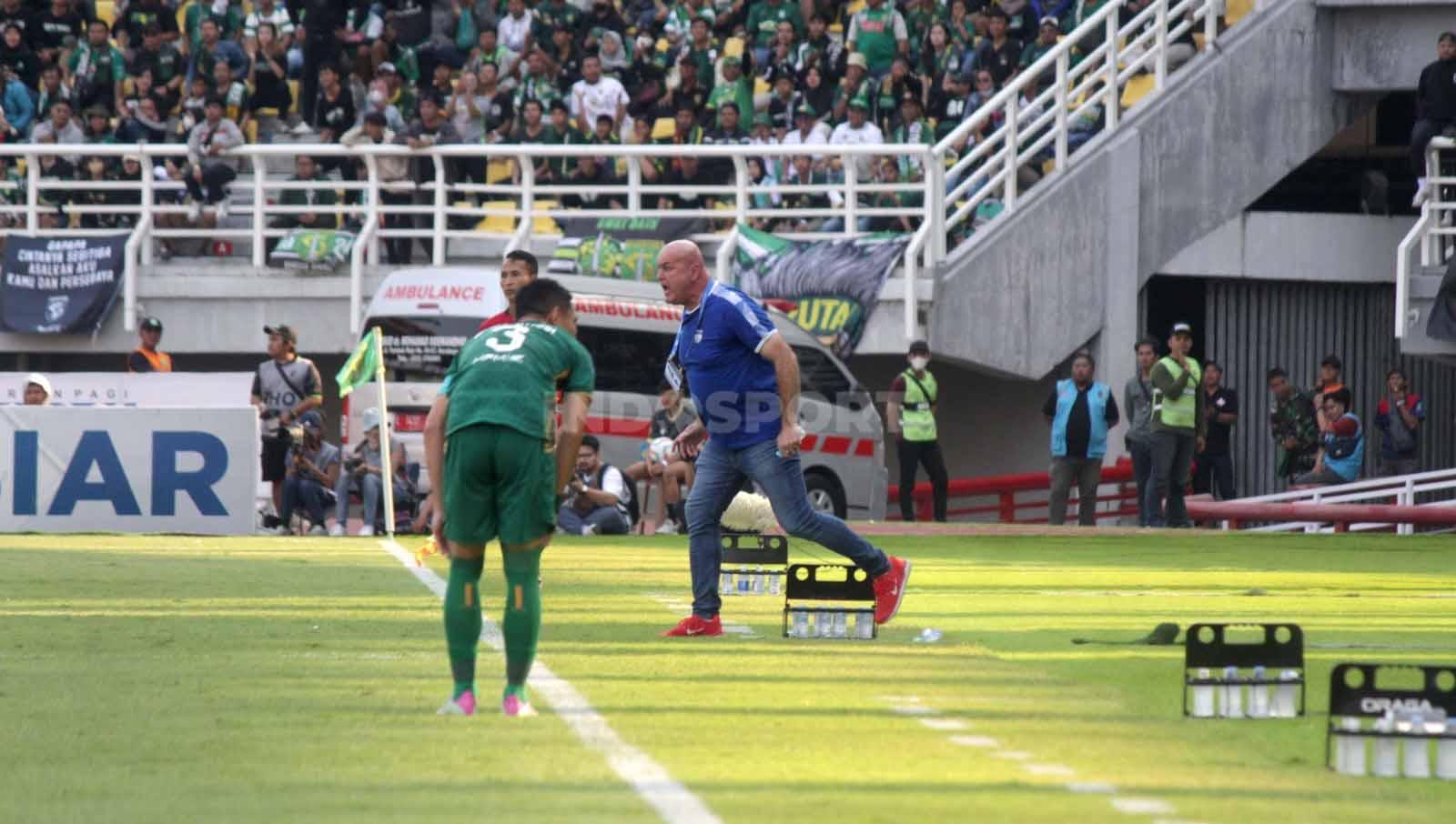 Pelatih Persib Bandung Bojan Hodak meluapkan emosi ke wasit dari pinggir lapangan pada pekan ke-15 laga BRI Liga 1 di Stadion Gelora Bung Tomo, (07/10/23). (Foto: Fitra Herdian/INDOSPORT)