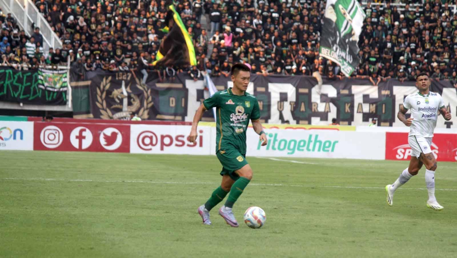 Sho Yamamoto berusaha menambah jumlah gol, setelah Persebaya Surabaya kalah 2-3 pada pekan ke-15 laga BRI Liga 1 di Stadion Gelora Bung Tomo, (07/10/23). (Foto: Fitra Herdian/INDOSPORT)