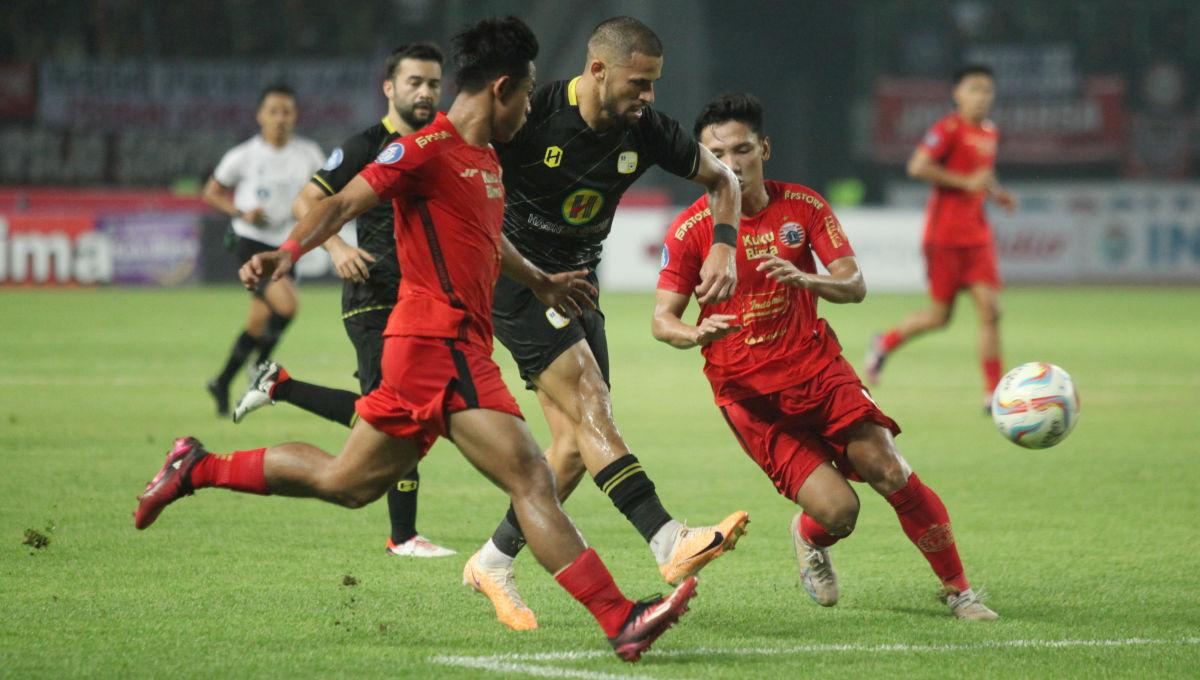 Striker Barito Putera, Mike Ott dihadang beberapa pemain Persija dalam laga pekan ke-15 Liga 1 2023/2024 di Stadion Patriot, Minggu (07/10/23).