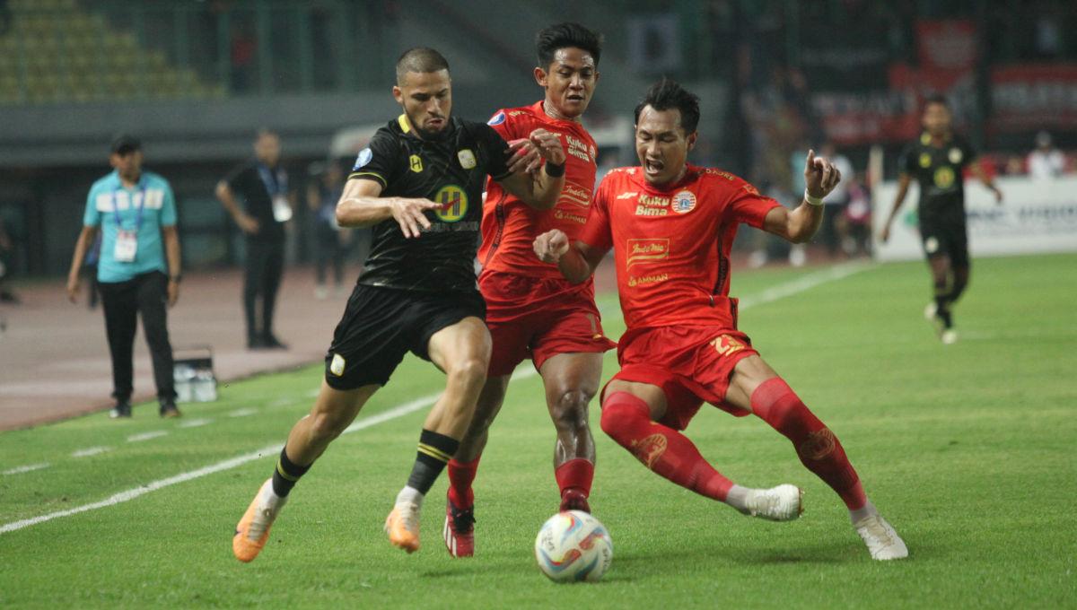 Striker Barito Putera, Mike Ott dihadang dua pemain Persija Hansamu Yama dan Firza Andika dalam laga pekan ke-15 Liga 1 2023/2024 di Stadion Patriot, Minggu (07/10/23).