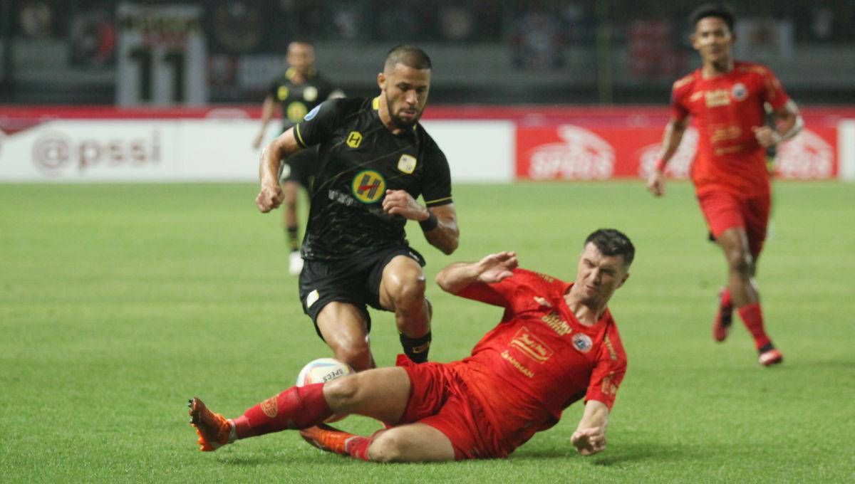 Bek Persija, Ondrej Kudela melakukan tackle ke arah striker Barito, Mike Ott dalam laga pekan ke-15 Liga 1 2023/2024 di Stadion Patriot, Minggu (07/10/23).