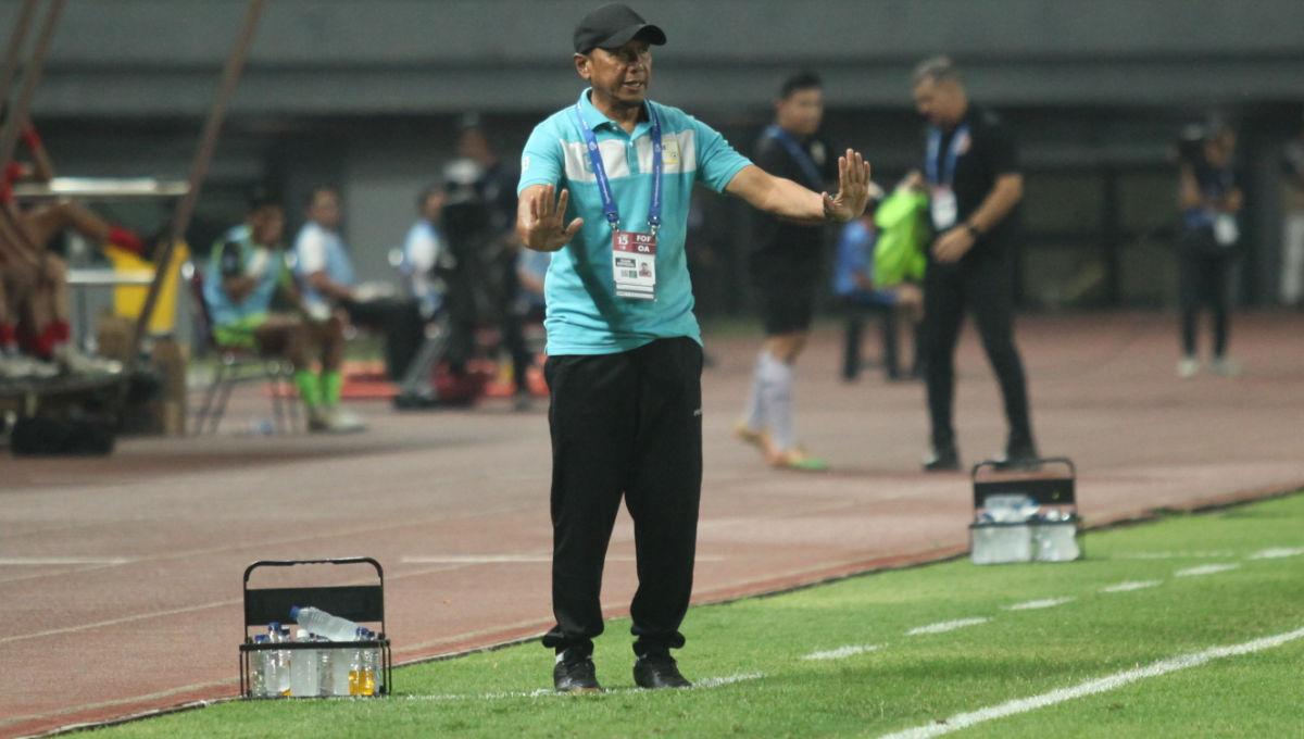 Pelatih Barito, Rahmad Darmawan saat memberikan arahan kepada pemainnya dari pinggir lapangan dalam laga pekan ke-15 Liga 1 2023/2024 melawan Persija di Stadion Patriot, Minggu (07/10/23).