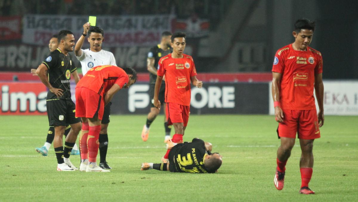 Pemain Persija, Hanif Sjahbandi mendapat kartu kuning usai melanggar pemain Barito dalam laga pekan ke-15 Liga 1 2023/2024 di Stadion Patriot, Minggu (07/10/23).